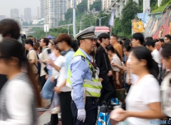 重庆交巡警全力保障人民群众假期出行安全畅通